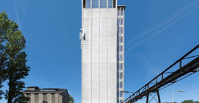 De grijze silo in Deventer is omgebouwd tot een kantoor